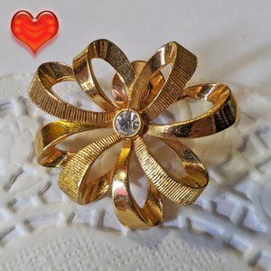 Vintage Avon 1990 "Ribbon Sparkle" Rhinestone Holiday  Bow Brooch Pin Gold Tone